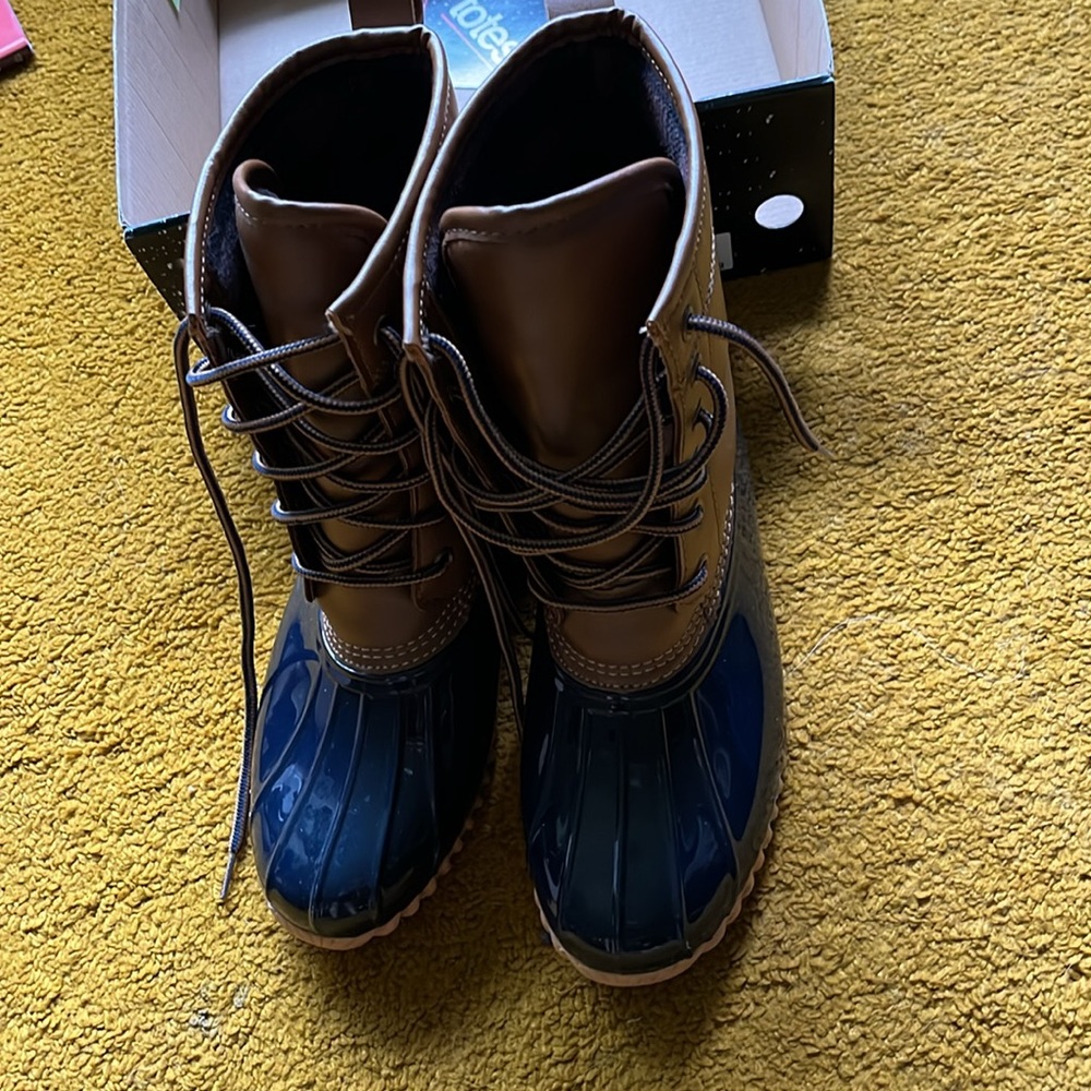 Tote Ariel Tan & Navy winter rain boots size 7 Medium